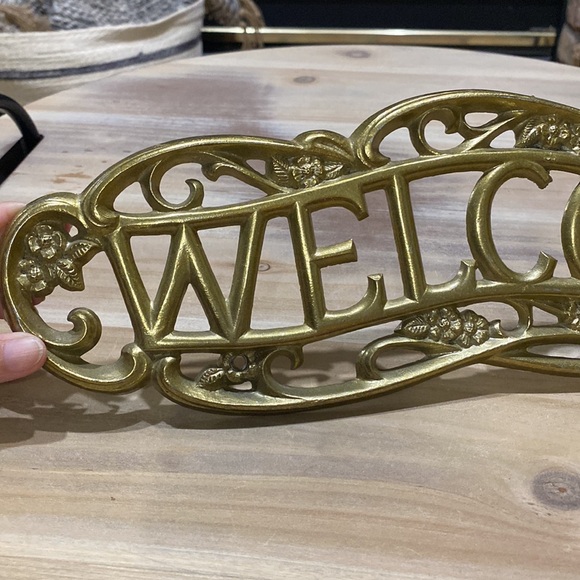 Vintage Sexton Aluminum Welcome Sign 1986 Gold Tone Scroll With Flowers - Picture 3 of 5